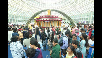Dasara flower show at Kuppanna Park draws huge crowds