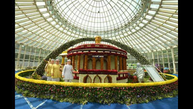 Dasara flower show at Kuppanna Park draws huge crowds
