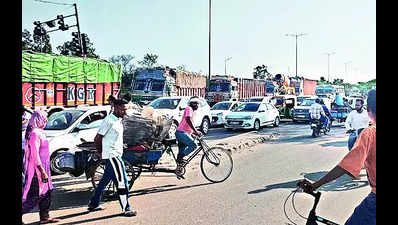 Protesting farmers block busy Delhi-Chd NH and traffic is blocked