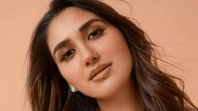 Watch: Nikita Dutta's fun dance to Shah Rukh Khan's iconic song