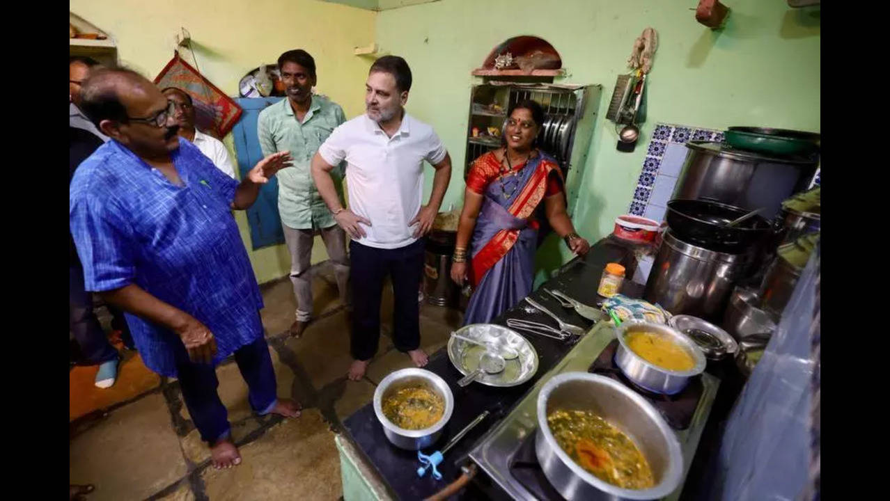 Rahul Gandhi: Rahul Gandhi Cooks with Kolhapur Dalit Family: A Unique  Cultural Exchange | Kolhapur News - Times of India