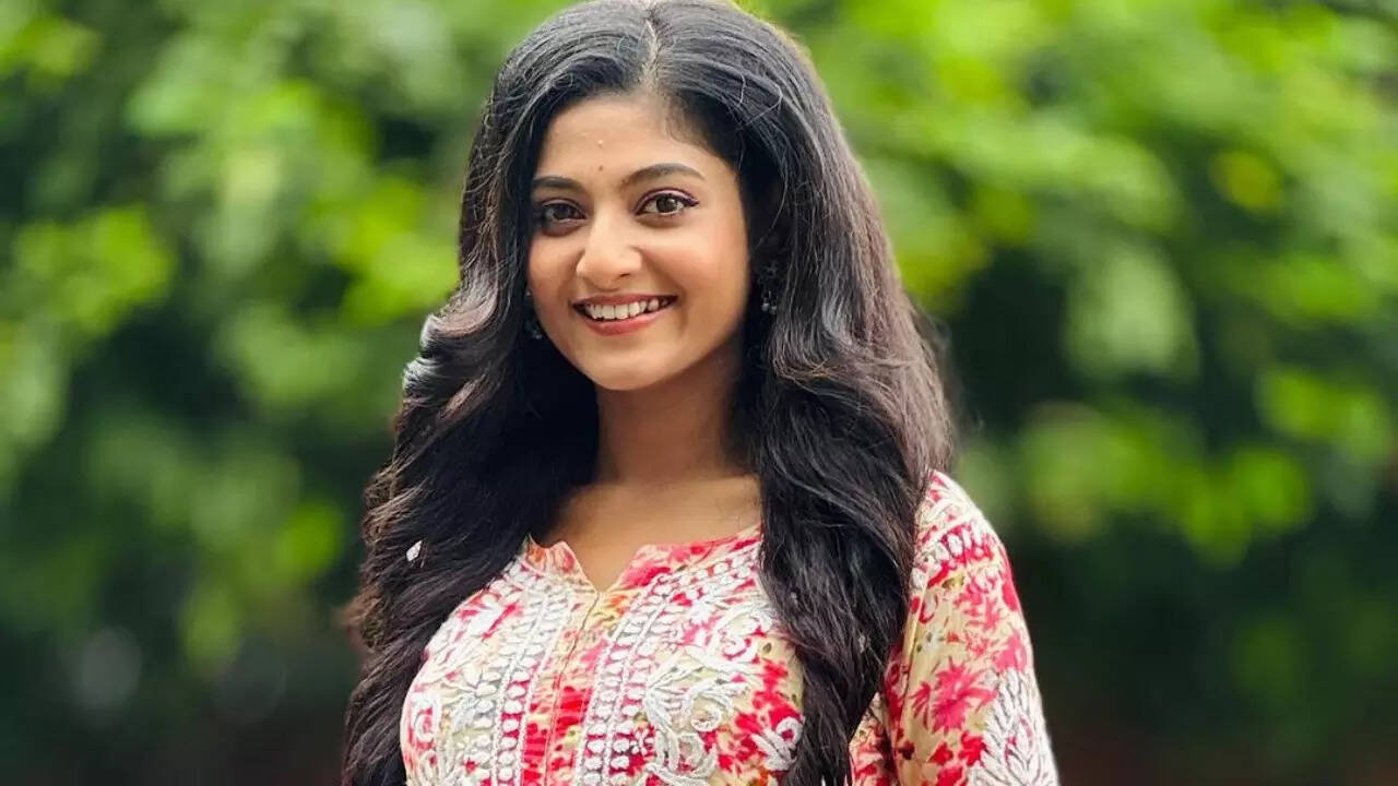 বাবা চলে যাওয়ার পর একলা মেয়ের বড় হয়ে ওঠার গল্প, জানেন ঋতব্রতার জীবনের কঠিন লড়াইয়ের গল্প