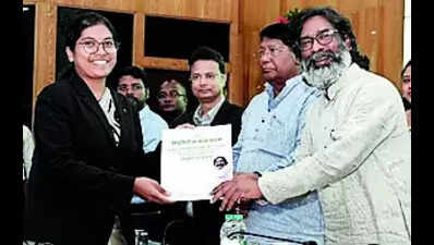 Hemant Soren hands over job letters to 76 professionals