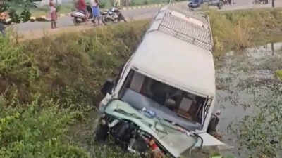 Several tourists injured as minibus falls into roadside ditch in Bihar's Jehanabad