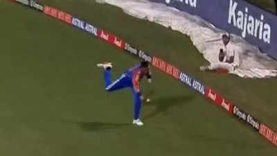  Hardik Pandya pulls off a stunning running catch