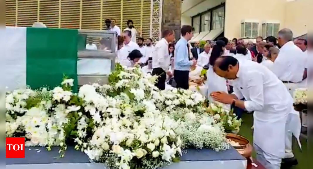 Ratan Tata Passes Away News Live: RBI governor Shaktikanta Das, Pawars pay last respects to late industrialist in Mumbai