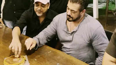 Salman Khan celebrates late Wajid Khan's birthday and cuts a cake with Sajid Khan