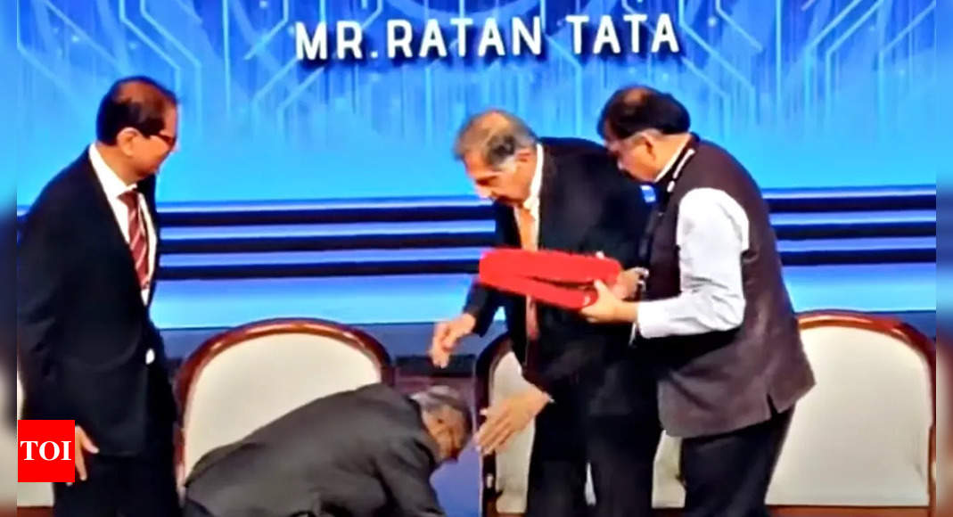 When Narayana Murthy touched Ratan Tata’s feet – Times of India