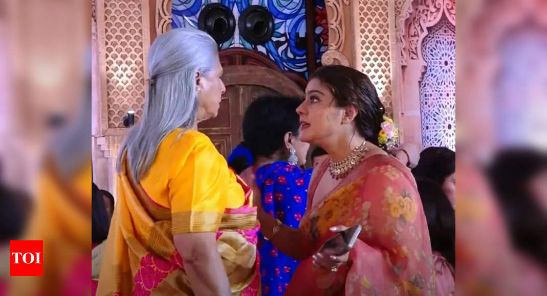 Jaya Bachchan Celebrates Durga Puja in Mumbai