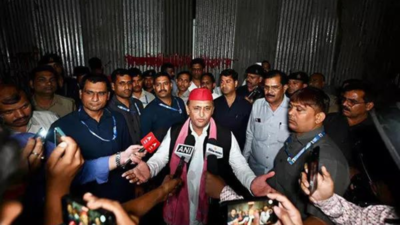 Akhilesh Yadav visits JPNIC in night, slams government for barring entrance with tin sheets