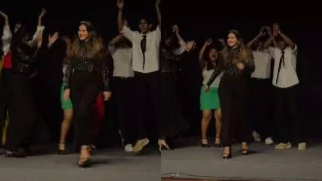 Maharashtra Teacher's Stunning Ramp Walk Leaves Students In Awe In ...