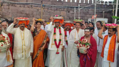 Navaratri festival: Endowments minister Anam Ramanarayana Reddy presents pattu vastrams at Srisailam temple