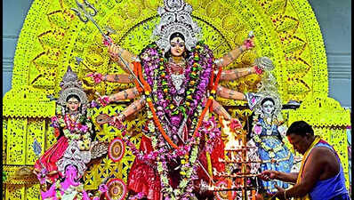 Crowd swells on Maha Ashtami amid festive fervour