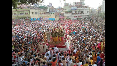 Thousands of devotees witness Nati Imali’s Bharat Milap in Kashi