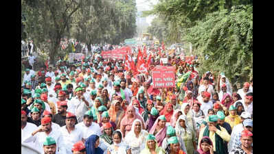 Farmers protest at collectorate over NTPC land compensation
