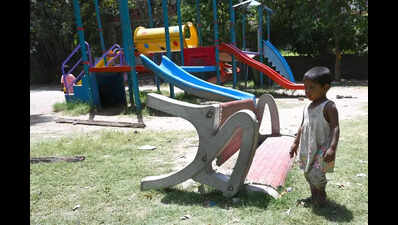 Broken swings, benches: Hindi Park hit by apathy
