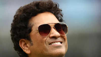 Sachin Tendulkar enjoys a day with friends from Pakistan - See pic