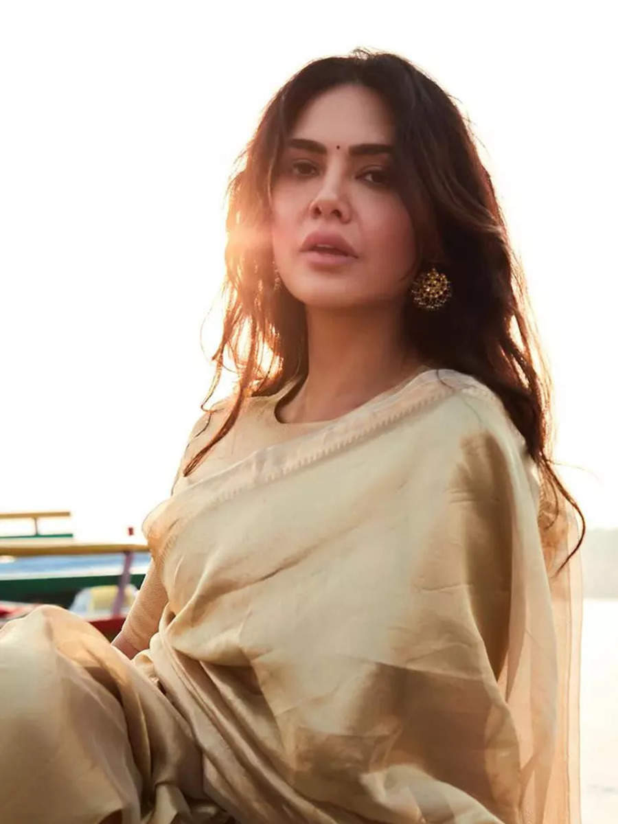 Esha Gupta adds a glamorous twist to classic gold silk sarees | Times ...