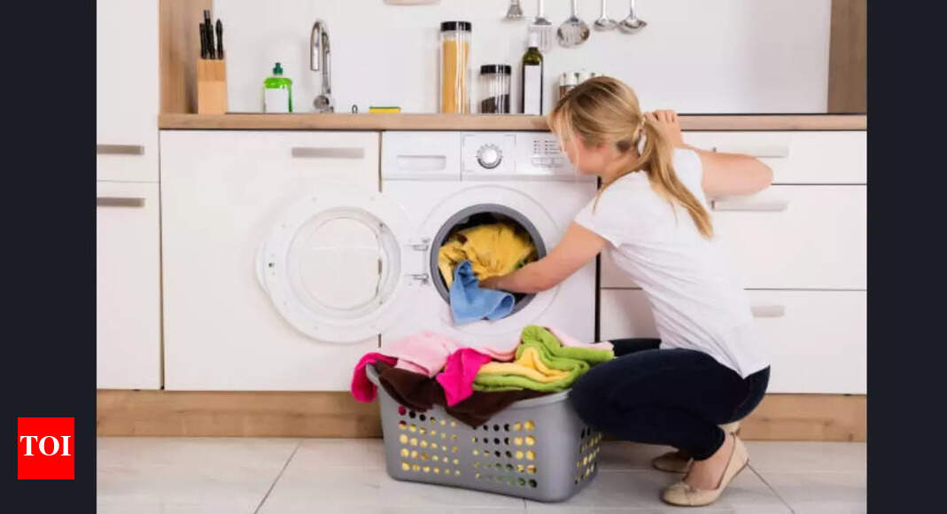 Genius hack for drying clothes in winter using kitchen cupboard