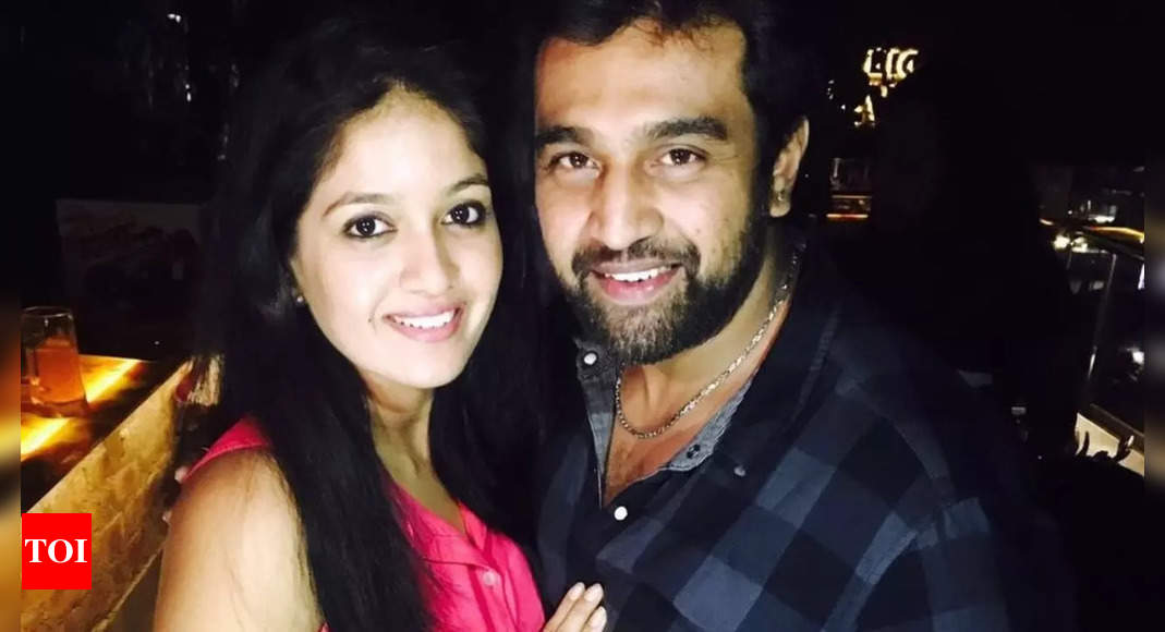 Meghana Raj visits husband Chiranjeevi Sarja's memorial on his birth ...