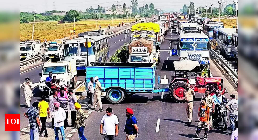 Farmers Block PatialaChandigarh Highway, Stranding Commuters