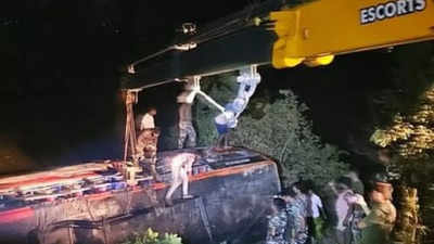 3 killed, 21 injured as bus plunges into river in UP's Siddharthnagar