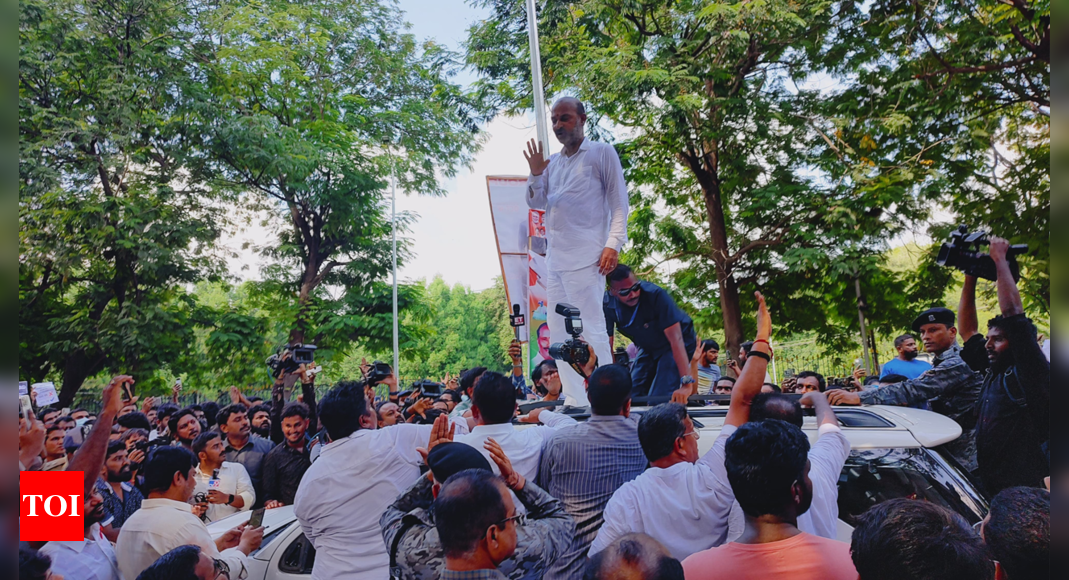 Bandi Sanjay joins Group-I aspirants’ protest in Hyderabad, traffic hit