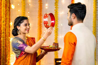 Happy Karwa Chauth 2025: Best Messages, Quotes, Wishes and Images to share on Karwa Chauth