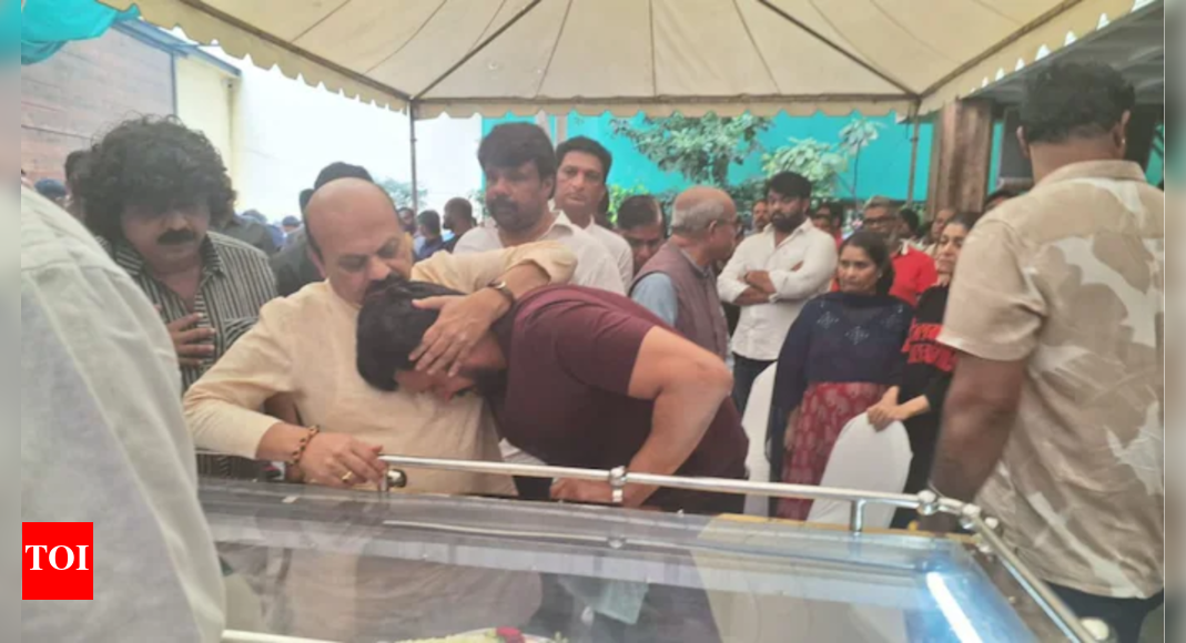 Basavaraj Bommai consoles Kiccha Sudeep with a hug at the funeral of actor's mother, Saroja
