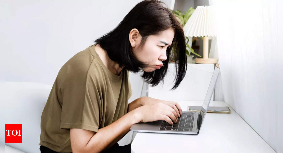 How screen addiction is becoming a pain in the neck for teens - Times ...
