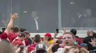 Trump receives middle fingers and cheers in controversial Steelers game appearance