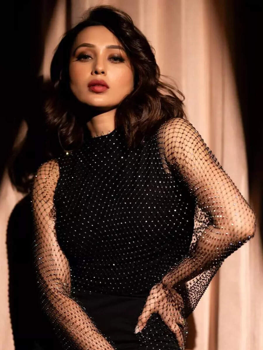 Mimi Chakraborty exudes timeless chic in stunning all-black elegance ...