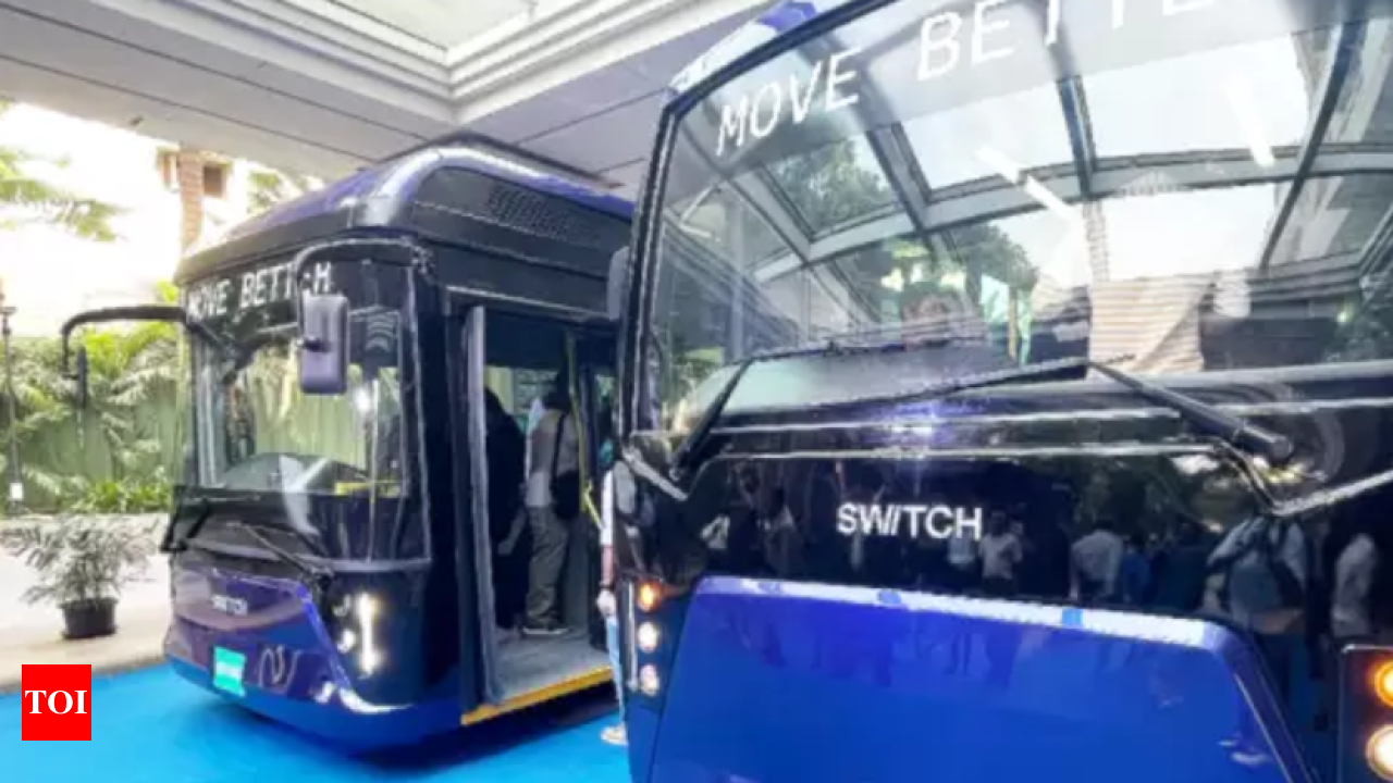 Chennai to get 500 low-floor electric buses by April 2025 | Chennai News -  Times of India