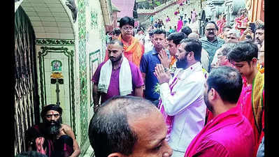 Maha CM visits Kamakhya to seek blessings ahead of polls