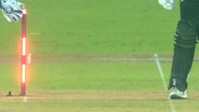  Deepti Sharma shows sharp presence of mind to catch Sophie Devine millimetres short