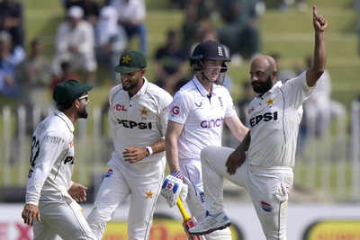 England's first innings against Pakistan sees no pace for only second time in Test history