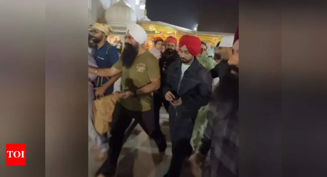 Diljit Dosanjh Offers Prayers at Bangla Sahib Gurudwara