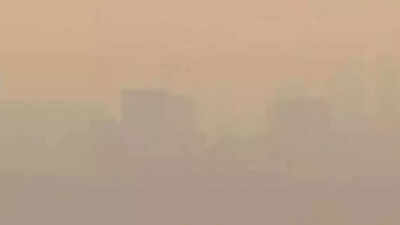 Mumbai air pollution: City wakes to layer of smog; AQI strikes at 131 .