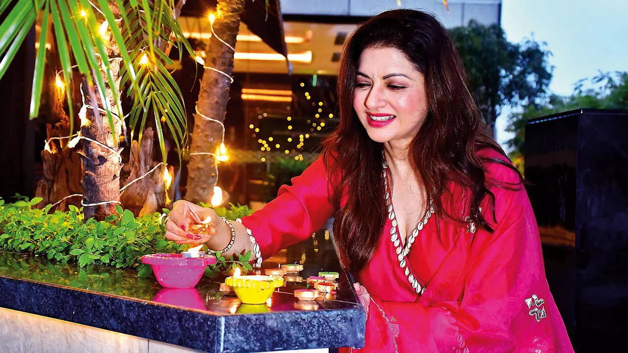 Exclusive! Important to keep traditions of Diwali alive: Bhagyashree | -  Times of India