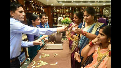Dhanteras sees Bengalureans shop in droves for all that glitters