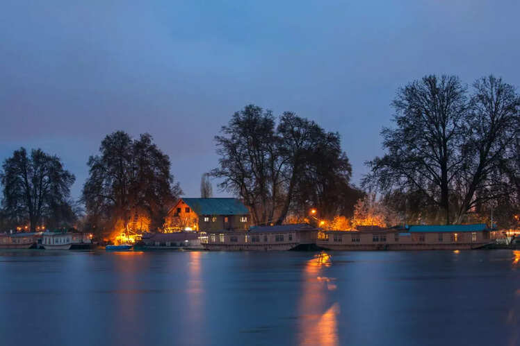 Stay at a houseboat on Nigeen Lake