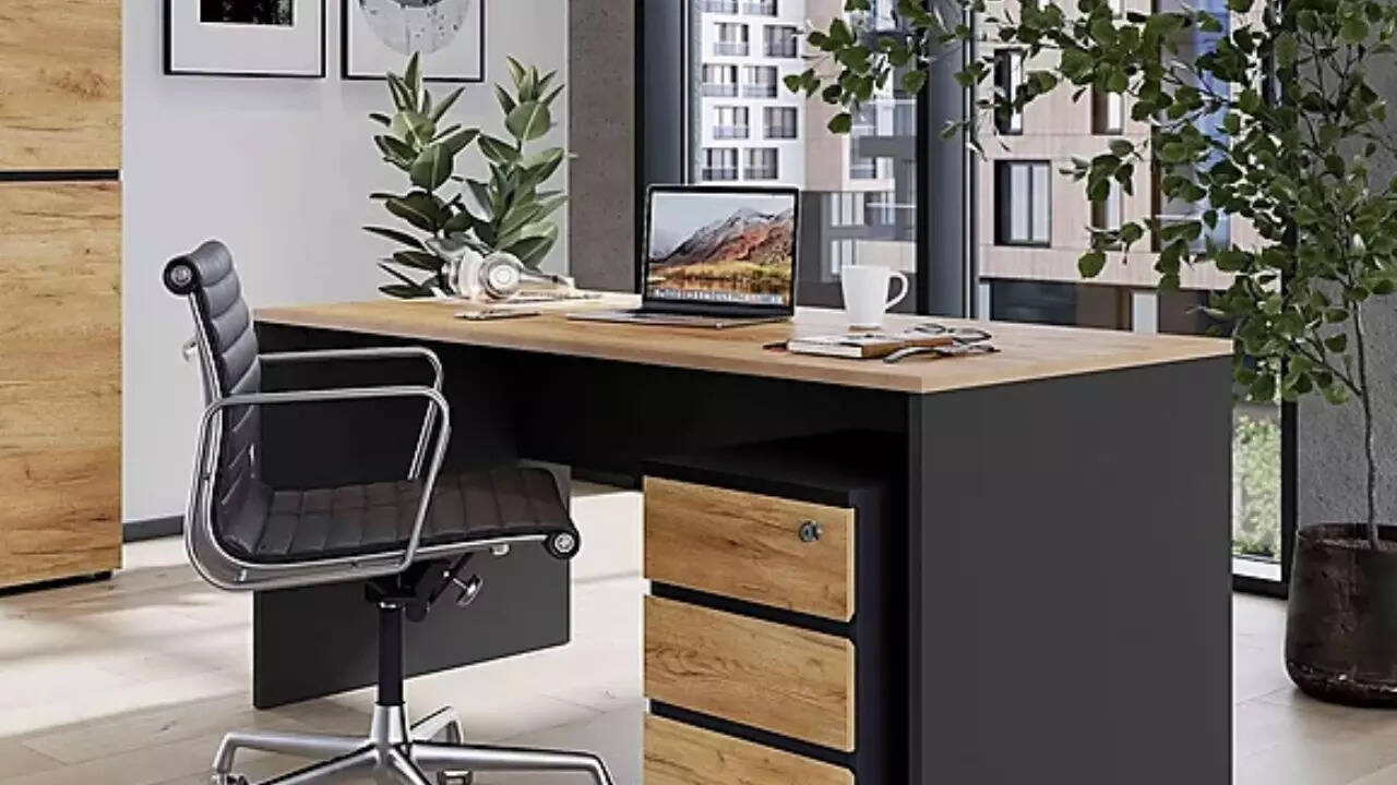 How to arrange your work desk for success and positivity according 