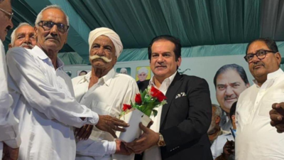 Former Pakistan Minister Abdul Rehman visits Chautala village in Haryana for Diwali functions; celebrates INLD win