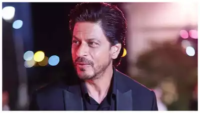 Shah Rukh Khan deixa a sua residência em Mannat antes da festa do seu 59º aniversário - VER vídeo