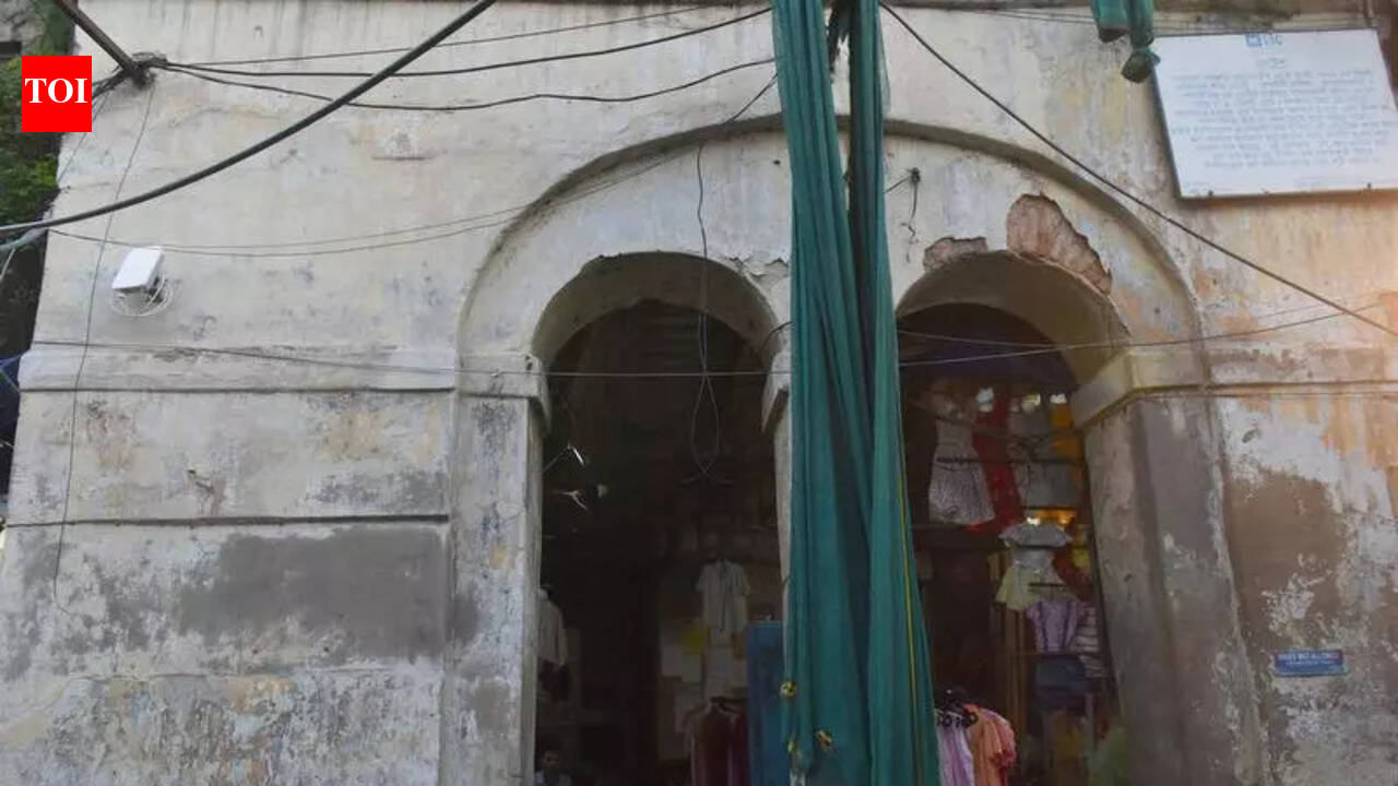 Historic Chowringhee Building Faces Neglect Since 1957 | Kolkata News ...