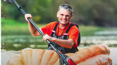 US man makes a boat with a 500 kg pumpkin and sails 70 km to make a new Guinness World Record