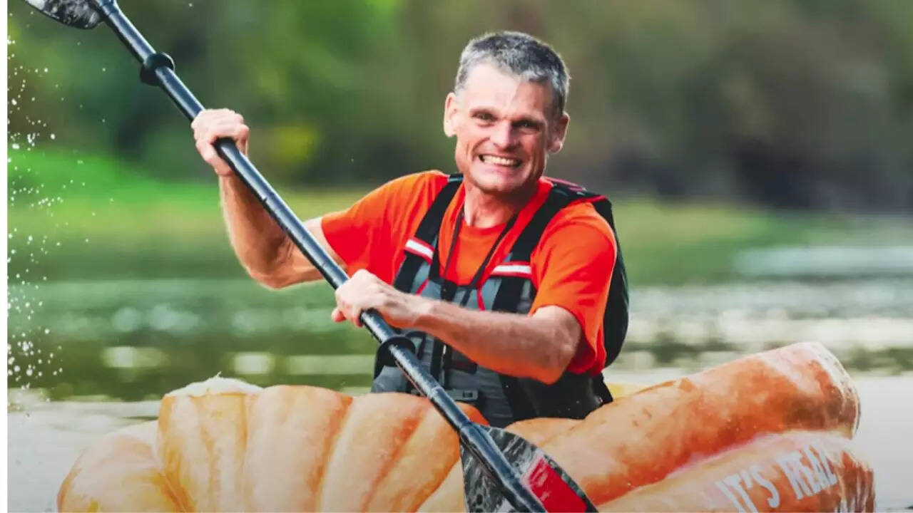 Man Sails 73.5 km in a Giant Pumpkin to Set New Guinness World