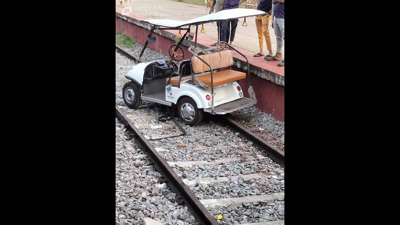 TRAIN WRECK2 ヨーヨー SPYY A by-stander walks past the wreckage of a passenger train which