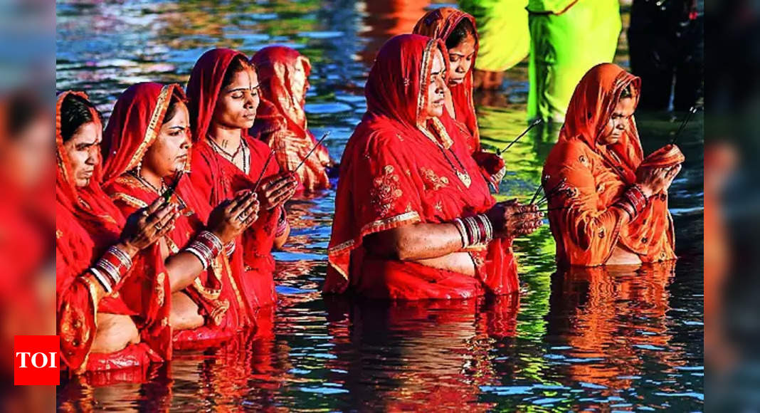 Devotees pay homage to Sun god on Chhath