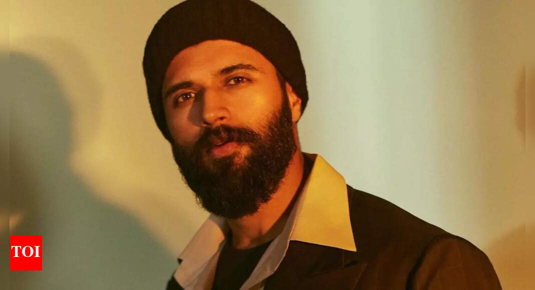 Vijay Deverakonda falls down the stairs in Mumbai after 'Sahiba' promotion; his team requests not to shoot